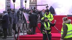 Fans, red carpet in place ahead of 'The Last Jedi' London premiere Instructional Video