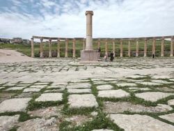 The oval Forum at the Greco-Roman ruins in the Jordanian city of Jerash Stock Footage