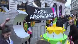 CLEAN : Protest as first iPhone Xs sold in Paris News Clip