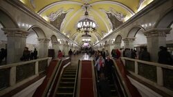 Spectacular vaulted ceiling and chandeliers in Moscow's Komsomolskaya metro station, Russia Stock Footage