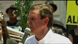 Rio de Janeiro mayor hands keys to the city to carnival King Momo Instructional Video