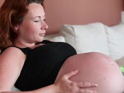 Baby-Belly massage Stock Footage