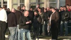 VOICED : Trabajadores secuestran a sus jefes en Fr News Clip