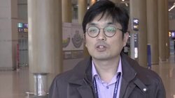 Robots to aid tourists, clean floors at South Korean airport Instructional Video