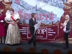 Helen Mirren plays charades - The Hasty Pudding Theatricals Honor Helen Mirren as 2014 Woman of the Year Stock Footage