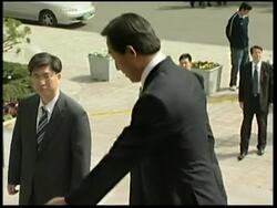 Hyundai chairman questioned in bribery, slush fund scandal News Clip