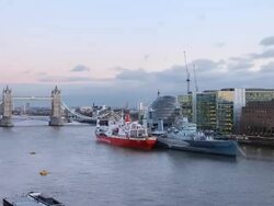 TL HA PAN Tower Bridge and City Hall day to night transition Stock Footage
