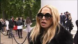 Stars turn up for the Burberry Prorsum fashion show Instructional Video