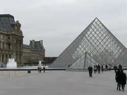 WS People walking at pyramide and louvre / Paris, Ile de France, France Stock Footage