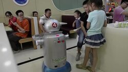 VOICED : Un restaurante atendido por robots News Clip