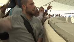 Pilgrims cast pebbles in symbolic stoning of the Devil News Clip