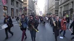 VOICED : Protestas se extienden y Trump baja el tono de su discurso News Clip