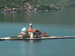 Perast Gospa od Skrpjela Stock Footage