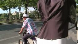 CLEAN : Tourists in luck-luck as Paris welcomes News Clip