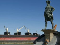 Statue with cranes moving Stock Footage