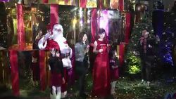 Vivian Chow unveils festive Christmas decorations in Hong Kong's landmark Times Square Instructional Video