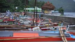 CLEAN : Tens of thousands flee as Christmas typhoon hits Philippines News Clip