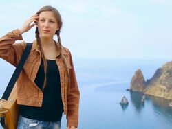 woman artist travels along the coast Stock Footage