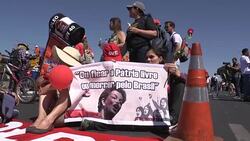 VOICED : El apoyo a Dilma Rousseff a las afueras del Senado News Clip