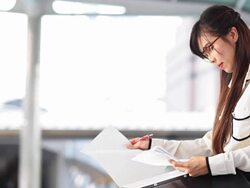 HD DOLLY:businesswoman writing notes on paper. Stock Footage