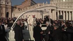 Papa invita a sacerdote amigo a una vuelta por San Pedro en el papamovil Instructional Video