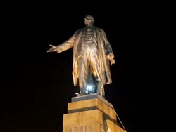 Goodbye Lenin, Ukrainian Nationalists Topple Lenin Statue in Kharkiv. Stock Footage