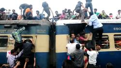 CLEAN : Crowds cram onto roofs of Bangadeshi train News Clip