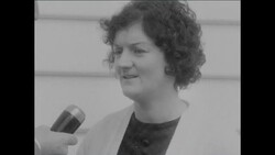 CAN826 UNUSUAL ACTIVITY AT A HOUSE IN OAKLEIGH News Clip