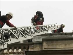 Greenpeace activists place banner on French National Assembly Instructional Video