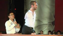 Australian born without limbs in motivational speech before thousands News Clip