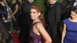 Debra Messing, Jennifer Nettles, Patricia Clarkson, Jennifer Lopez walking shot on Tony carpet Instructional Video