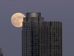 Time lapse shot of the moon rising over a building in the Manhattan Skyline in New York City. Stock Footage