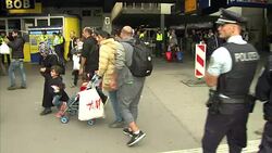 Germans Clap as They Welcome Migrants at Munich Train Station News Clip