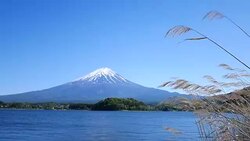 Mt Fuji behind the Kawaguchiko lake Stock Footage