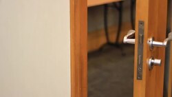 open the door Stock Footage