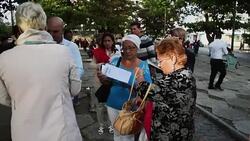 VOICED : Cubanos buscan visas estadounidenses en la embajada de La Habana News Clip
