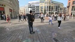 Unknown street artist makes bubbles in Hackescher Markt, Mitte Stock Footage