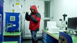 Schneeprofil, Snow profiles, Lawinenexperten, Wissenschaftler Stock Footage