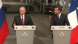 VOICED : Macron y Putin miden fuerzas en un franco primer encuentro News Clip