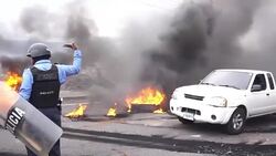 CLEAN : Protesters block roads in Honduras against president reelection News Clip