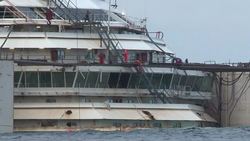 CLEAN : Italy cruise ship wreck set to rise from waves News Clip