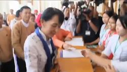 Myanmar - Opposition leader Suu Kyi arrives at parliament to make first speech / Myanmar government ends direct media censorship Instructional Video