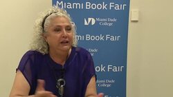 VOICED : Laura Esquivel pide a mexicanos en EEUU no doblegarse por Trump News Clip