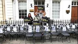 VOICED : Sillas vacias en Londres por los 43 desaparecidos en Mexico News Clip