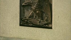 Statue of Abraham Lincoln on top of tomb with Lincoln engraved on it Stock Footage