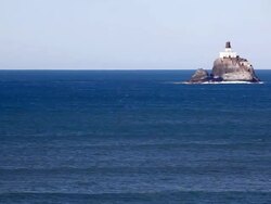 HD lighthouse on Oregon coast - Tillamook rock LH Stock Footage
