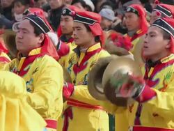 MS Villagers performing gongs and drums in traditional festive folk celebration or carnival during chinese spring festival  AUDIO  / xi'an, shaanxi, china Stock Footage