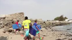 VOICED : Senegal busca las mejores olas para surfear News Clip