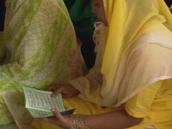MS TU Woman praying in Mausoleum of Nizamuddin Dargah, area of Sufi Saint / New Delhi, Delhi, India Stock Footage