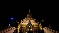 CLEAN : Myanmar: The pagoda Shwedagon illuminated by the supermoon News Clip
